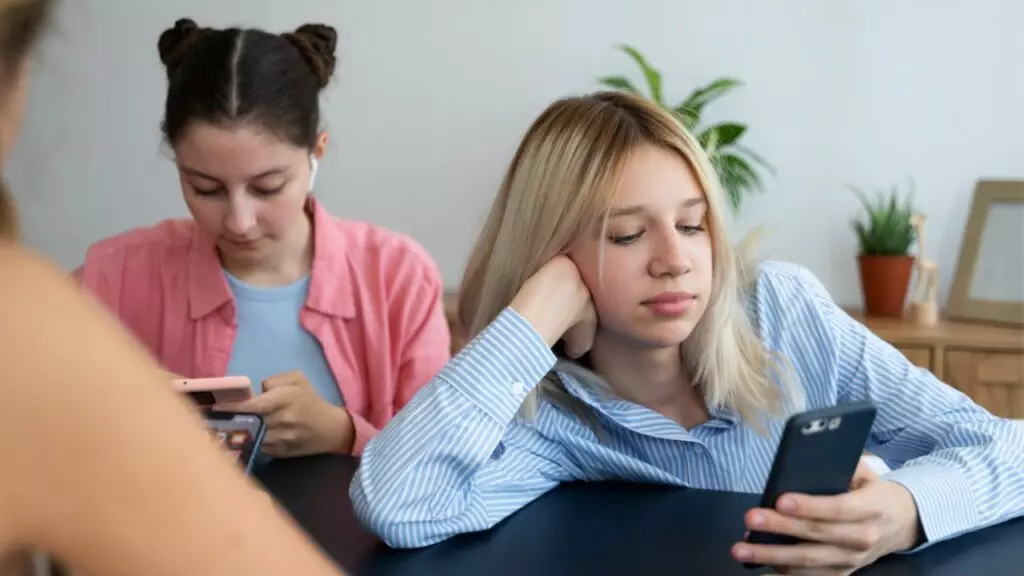 otkaz-ot-smartfonov-na-zanyatiyah-uluchshaet-uspevaemost-studentov-cover-1792858527 Наука и технологии | Отказ от смартфонов на занятиях улучшает успеваемость студентов
